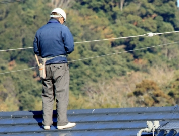 屋根修理をする作業員