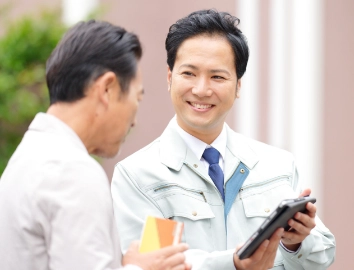 作業員の説明を聞く男性